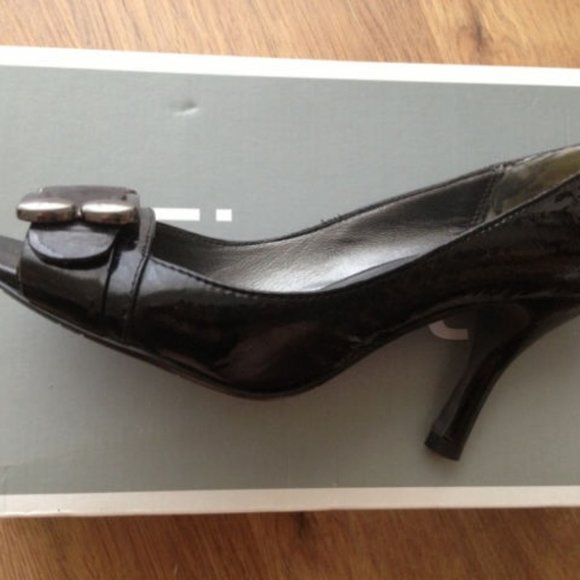 95% new Feetfirst - Picture 2 of 2